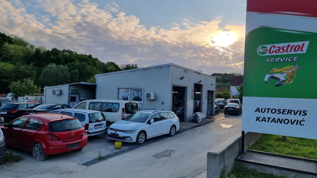 Autoservis Katanović - vanjski pogled na radionicu s Castrol Service znakom